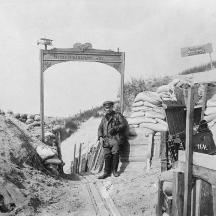 Una postazione telefonica in una trincea appena ad est di Lombartzyde Bad. © IWM Q 49138