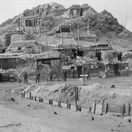Monkey-Hill. Posti di osservazione e ricovero artiglieria subito dietro Lombardzyde Bad. © IWM Q 49173