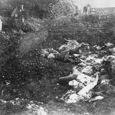 Caduti tedeschi in una fossa comune in un cimitero. © IWM Q 105720