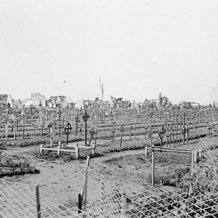 Cimitero britannico appena fuori Ypres sulla strada per Menin. © IWM Q 17850