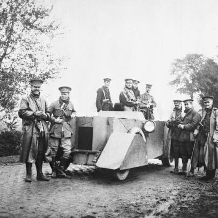 Prima battaglia di Ypres. Un'auto blindata sulla Menin Road a Hell-Fire Corner. © IWM Q 57194