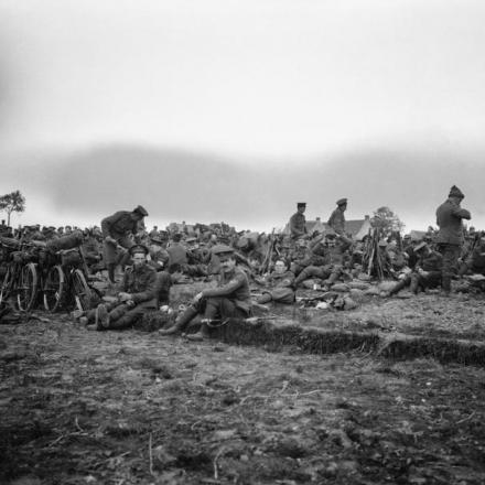 Prima battaglia di Ypres. Truppe del 2 ° battaglione, guardie scozzesi vicino a Gheluvelt. © IWM Q 57218