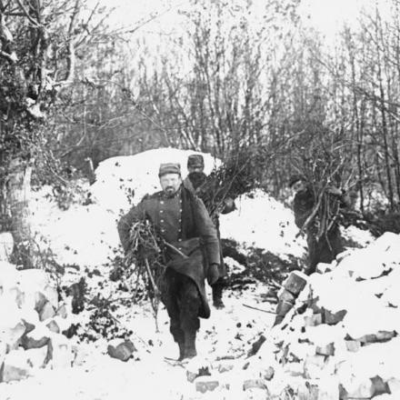 Soldati francesi raccolgono legna nella foresta delle Argonne, 1914. © IWM Q 53520