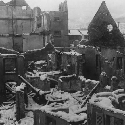 Un ufficiale tedesco nelle strade innevate della città in rovina di Sennheim (Cernay). © IWM Q 87627