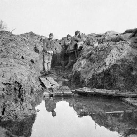 Soldati del 1° Battaglione, Cameroniani, nelle trincee del Bois Grenier il 5 gennaio 1915. © IWM Q 51566