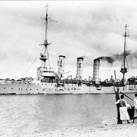 L'SMS Königsberg nel porto di Dar es Salaam. © Bundesarchiv, Bild 105-DOA3002 _ Walther Dobbertin _ CC-BY-SA 3.0