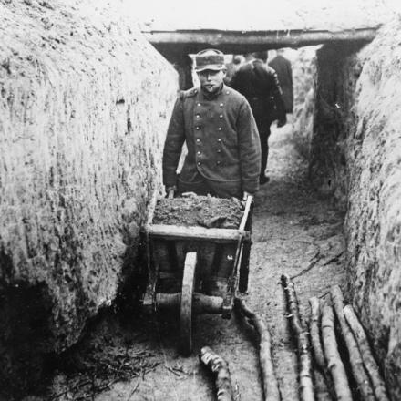 Le truppe francesi raccolgono materiali per la costruzione di trincee nell'Aisne, 1915. © IWM Q 53606
