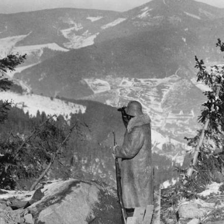 Una sentinella tedesca sulla collina Hartmannswillerkopf (Vieil Armand), Vosges. © IWM Q 58194