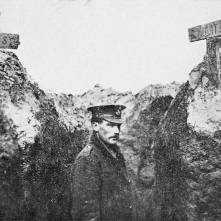 Un soldato della fanteria leggera dell'Oxfordshire nel settore di trincea 'Bond St' a Cuinchy. © IWM Q 52982M