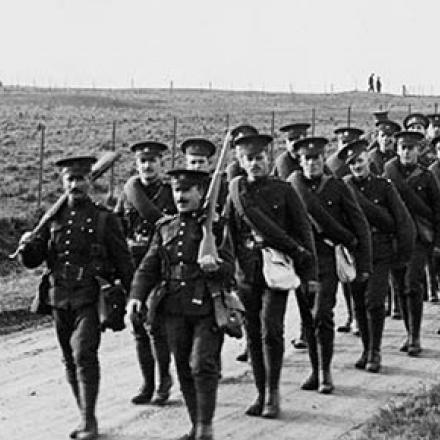 Uomini del 10° Battaglione (Alberta - First Canadian Expeditionary Force) passano Stonehenge.  © The Glenbow Museum, Canada