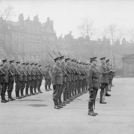 La prima guardia montata dalle guardie gallesi. Caserma di Wellington, giorno di San Davide, 1915. © IWM Q 69194