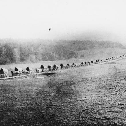 Una colonna di rifornimento francese in marcia nelle Argonne, 14 febbraio 1915. © IWM Q 53645