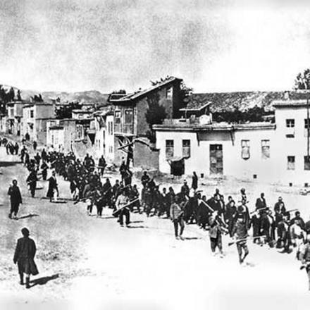 Civili armeni in marcia forzata verso il campo di prigionia sorvegliati da soldati turchi. © Wikipedia - Author anonymous German traveler - public domain 