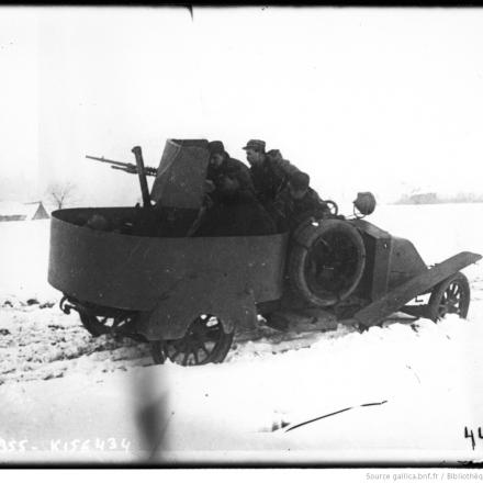 Nella neve, autoblindo in azione nei pressi di La Bassée, Marzo 1915.  © B. N. F.  - Agence Rol ark_12148_btv1b6933713n