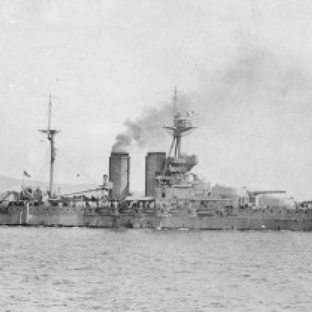 La H.M.S. Queen Elizabeth a Lemnos, 1915 © Wikipedia - Author unknown - public domain HMS_Queen_Elizabeth_Lemnos_1915 