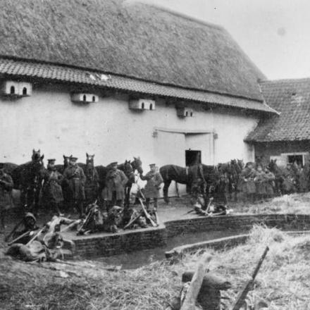 Ussari aspettano l'ordine di avanzare nella battaglia di Neuve Chapelle. 10 marzo 1915. © Harold Robson:IWM (Q 50726)