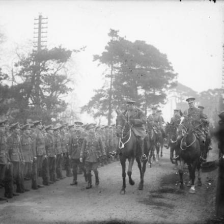 Re Georgio V ispeziona le truppe della nona divisione prima della loro partenza per Gallipoli, Dunchurch, vicino a Leamington. 12 marzo 1915 © IWM (Q 69476)