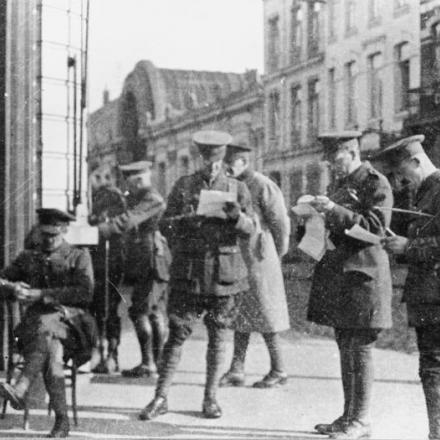Ufficiali del 1 ° / 6 ° Battaglione del Sud dello Staffordshire che leggono gli ordini ad Armentieres, 20 marzo 1915.© The rights holder (IWM Q 60537)