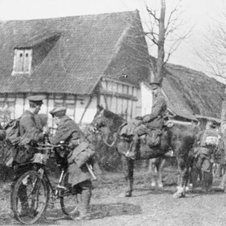 Il VI Battaglione del South Staffordshire Regiment sulla strada di Armentieres. 1 aprile 1915. © The rights holder (IWM Q 60535)