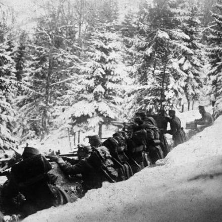 Fucilieri austro-ungarici che presidiano una  trincea nei Carpazi. © IWM Q 88384
