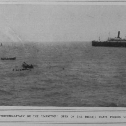 L'affondamento della HMT Manitou. Barche raccolgono naufraghi in acqua. ©  “Illustrated London News” del 22 May 1915.