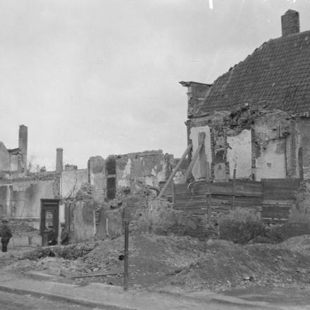 Gli abitanti francesi lasciano Ypres con i loro averi, 18 aprile 1915. © IWM (Q 61649)