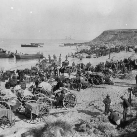 Truppe britanniche a Cape Helles, Gallipoli, 27 aprile 1915.© IWM (HU 105660)