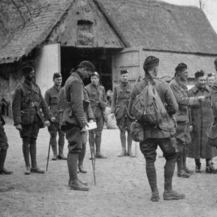 Il colonnello C. B. Vandeleur viene presentato ai suoi ufficiali; 2 ° Battaglione Cameroniani (fucili scozzesi), 27 aprile 1915.© IWM (Q 51608)