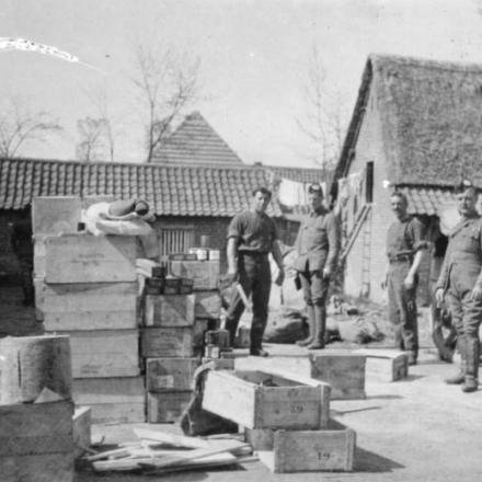 Le razioni di cibo del 2 ° Battaglione, Cameroniani (fucili scozzesi)  Doulieu, 29 aprile 1915.© IWM (Q 51610)