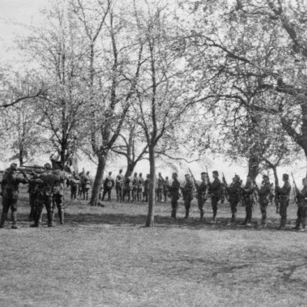 Soldati del 2 ° Battaglione, Cameroniani (fucili scozzesi), a Doulieu in preparazione dell'attacco a Fromelles. 29 aprile 1915.© IWM (Q 51611)