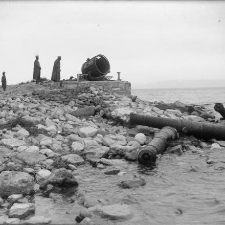 Soldati di un reggimento coloniale francese guardando il proiettore in rovina sull'estremo punto meridionale della penisola di Gallipoli, maggio 1915. © IWM Q 13228