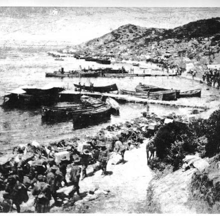 Soldati neozelandesi ad Anzac Cove, penisola di Gallipoli,  1915. © Wikipedia - Photograph  Graham Bould - public domain 