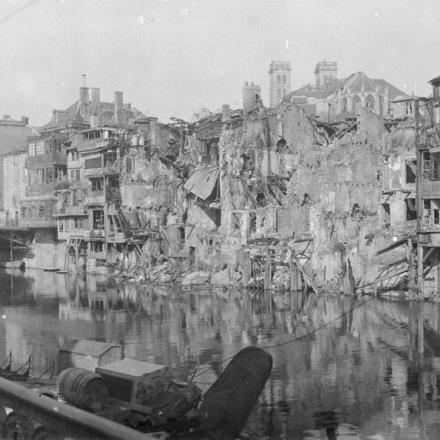 Case danneggiate in Rue Neuve su River Meuse, Verdun - Fonte Imperial War Museum, numero catalogo Q 67595