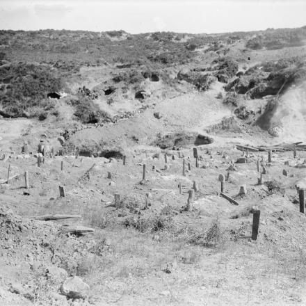 Un cimitero turco sul campo di battaglia dietro il settore Krithia. © IWM Q 13322