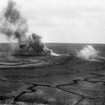 Posizioni tedesche su Notre Dame de Lorette sotto il fuoco dell'artiglieria. © IWM Q 88019