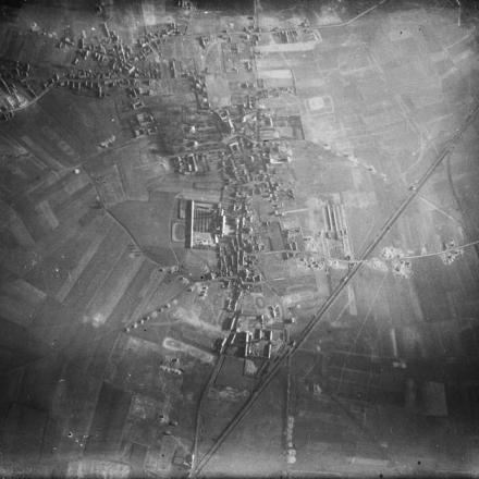 Foto aerea di Douvrin: indagine delle difese nemiche per le offensive a Neuve Chappelle, Loos e Aubers Ridge. © IWM BOX 58-131-1915