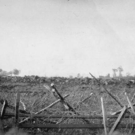 Battaglia di Aubers Ridge, attacco a Fromelles. Effetto dell'esplosione di due mine sulle trincee tedesche. © IWM Q 51627