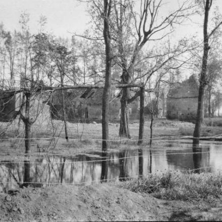 Veduta della fattoria Grande Flamengrie (settore Bois-Grenier) dalla trincea di seconda linea, 11 maggio 1915. © IWM Q 51630