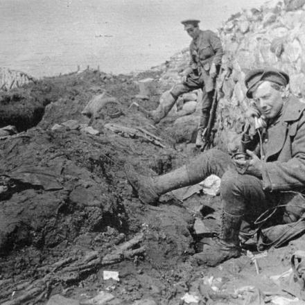 La battaglia di Festubert. Un segnalatore britannico al telefono in una trincea tedesca catturata a Festubert, maggio 1915. © IWM Q 90277