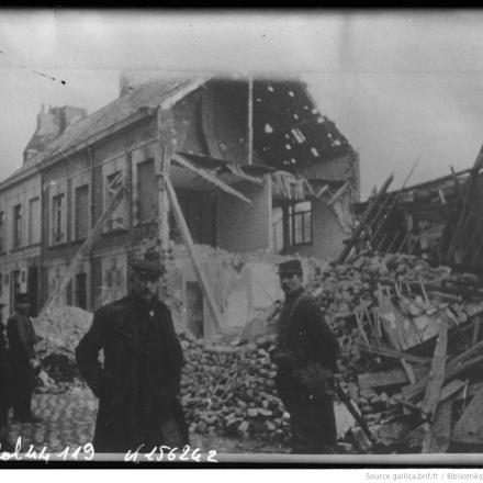 Calais, case bombardate dagli Zeppelin. 1915. © B. N. F.  - Agence Rol ark_12148_btv1b6933521h