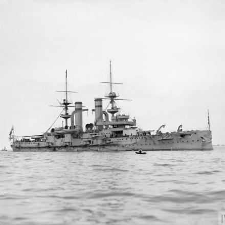 La HMS Triumph, silurata e affondata al largo di Gaba Tepe nei Dardanelli dall'U-21, il 25 maggio 1915. © IWM Q 40369