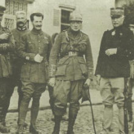 Winston Churchill (al centro, con il casco) al fronte occidentale