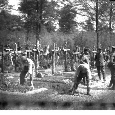 Cimitero nella Foresta di Argonne (Francia, maggio 1915)