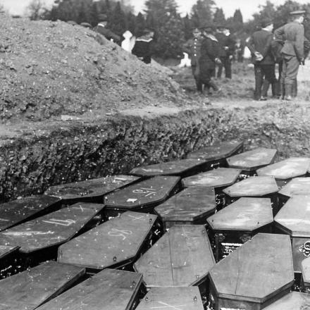 Fossa comune di una parte delle vittime del Lusitania a Kinsale. Foto: AH Poole Lusitania Collection , Biblioteca Nazionale d'Irlanda .