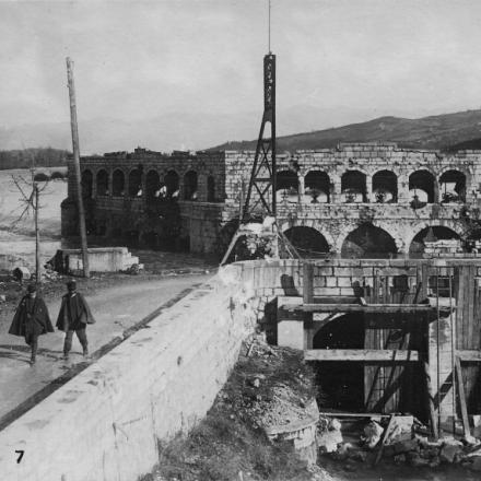 La chiusa di Sagrado sull'Isonzo dopo il settembre 1916. La chiusa fu fatta saltare a fine maggio 1915 dagli austriaci per allagare la pianura attorno e rallentare l'avanzata dell'esercito italiano. Foto: Museo Civico del Risorgimento di Bologna