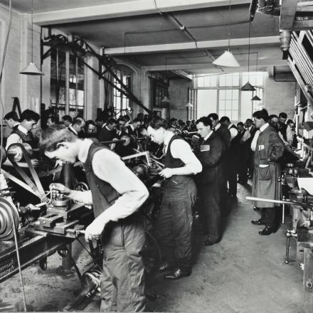Lavoratori inglesi in una fabbrica di munizioni nel 1915