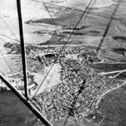 Il villaggio di Çanakkale, sponda meridionale dello stretto dei Dardanelli, foto aerea del 1915. © Wikipedia - Author unknown - public domain 