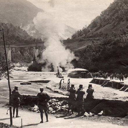 Le artiglierie pesanti italiane presso l’abitato di Dogna, vicino al forte di Malborghetto