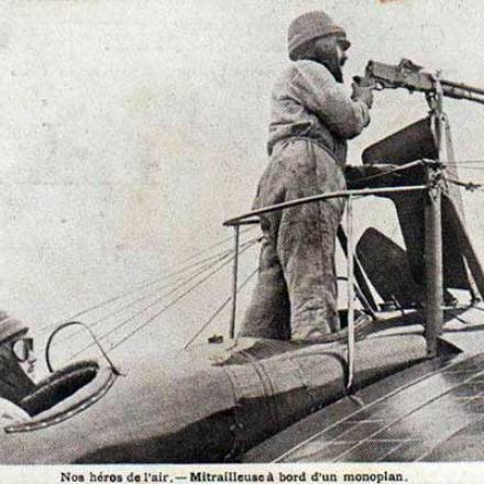 Aviatori francesi si preparano alla battaglia in una cartolina del 1915