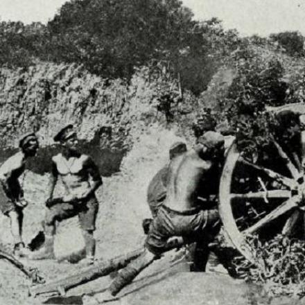 Australian and New Zealand Army Corps (ANZAC) con il cannone da campo da 18 libbre a M'Cay's Hill. © Australian War Memorial via Wikimedia Commons.